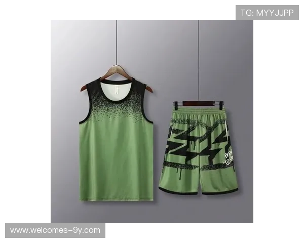 足球训练服背心外穿成潮流彰显运动时尚与个性魅力